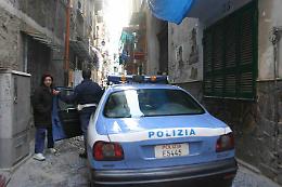 Aggrediscono e rapinano un 23enne, due fermi