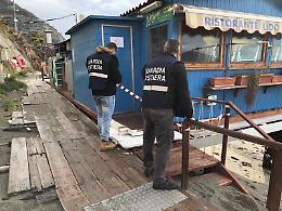 Ischia, sequestrati 4 stabilimenti balneari ai Maronti