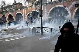 Francia, governo congela la riforma delle pensioni