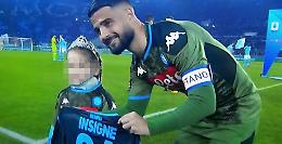 Lazio-Napoli, in campo la piccola Noemi: Insigne le regala la maglia