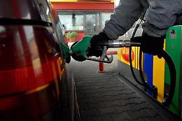Decreto Benzina, prezzo medio esposto nei distributori e tetto aumenti in autostrada