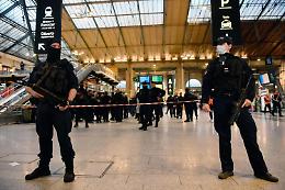 Terrore alla stazione di Parigi: squilibrato ferisce 6 persone