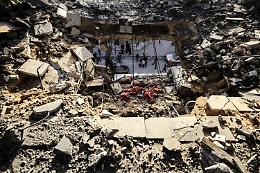Ancora raid su Gaza, al via il processo per genocidio 