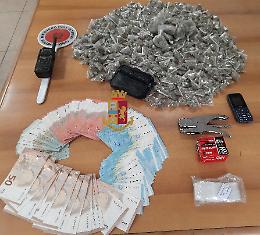 Lui si nasconde, le lancia droga dal balcone: presa coppia di pusher