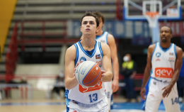 Basket A2, la Gevi Napoli travolge anche Pistoia. Sacripanti: «La difesa è il nostro segreto»