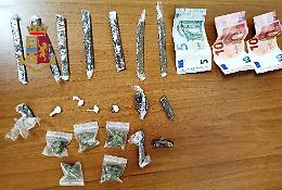 Scampia, spacciatrice in manette