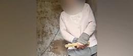 Incatenata dal marito e costretta ad avere figli: il dramma di una donna legata fuori casa