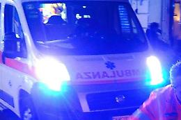 Auto finisce su marciapiede: morto pedone di 56 anni