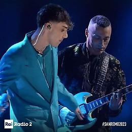 Serata cover, Mengoni è in testa ovunque. Lda è 15° in classifica