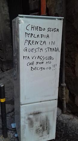 Mobili e ingombranti lasciati in strada, la protesta ironica dei Quartieri Spagnoli