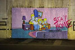Coronavirus, lo street artist ingaggia i Simpson per "stay home"