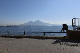 Zona rossa rafforzata, a Napoli lungomare deserto: pochi in giro