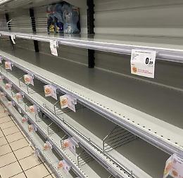 Supermercati vuoti e lunghe file, no l'accaparramento: "Massimo 4 prodotti"