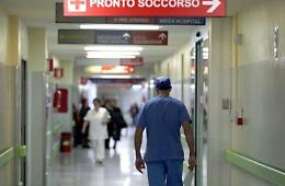 Diagnosi sgradita, sfondata porta dell'ospedale: due denunciati