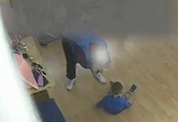 Asilo dell'orrore a Grosseto, bimbi chiusi al buio e picchiati