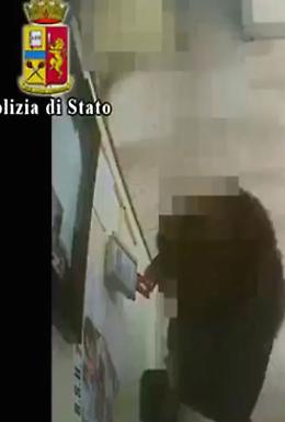 Pompei, scoperti “furbetti del cartellino”: 8 dipendenti comunali sospesi, 19 indagati