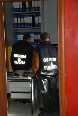 Super stipendi a moglie e figlia per svuotare le casse dell'azienda