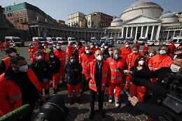 Coronavirus, ambulanze a piazza Plebiscito: omaggio a Napoli
