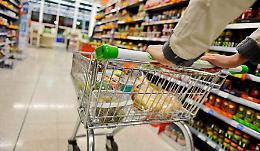 Coronavirus, positiva esce e va a fare la spesa: tabaccheria, salumeria e panificio ora a rischio