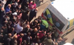 Ragazzina cade dal balcone, ressa attorno all'ambulanza senza alcuna protezione