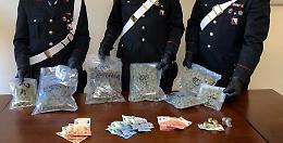 Contromano e con mezzo chilo di droga: presi marito e moglie di Secondigliano