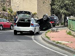 Incidente in via Orazio, auto si ribalta