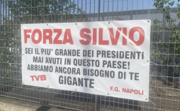 Striscione per Berlusconi da Napoli: sei il più grande