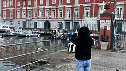 Tutti in fila per i set delle fiction, visitatori pazzi per l'Ipm di “Mare Fuori”