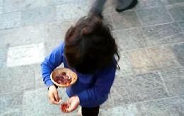 Bimba di 4 anni chiede l'elemosina in strada, denunciata la nonna