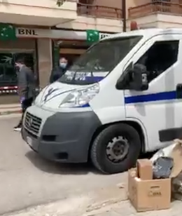 Aversa, rapina al portavalori: poliziotto e guardia giurata feriti a colpi di kalashnikov