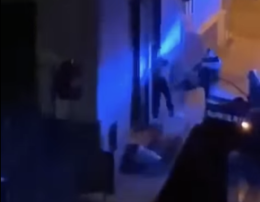 Carabiniere prende a calci un ragazzo, video sui social