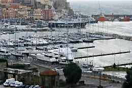 Giro d'Italia, stop per 7 ore a imbarchi e sbarchi auto al porto di Pozzuoli