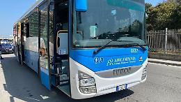 Sferra pugno a controllore, poi sfonda vetro del bus con la spranga