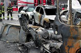 Milano, esplosione a Porta Romana: auto a fuoco, oltre 200 evacuati
