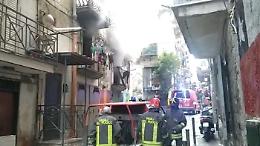 Fiamme nel palazzo, evacuate 50 persone