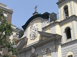Chiesa di San Pasquale a Chiaia, cede pezzo di cornicione