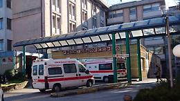 Benevento, lei vuole calmarlo con un bacio: lui le stacca il labbro a morsi