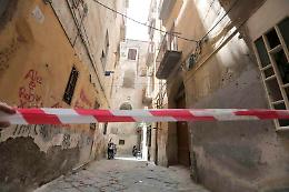 La città che crolla. Calcinacci da un palazzo al Rione Sanità, donna colpita alla testa