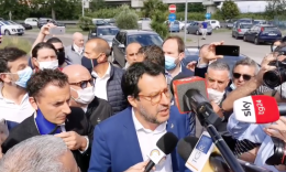 Agenti indagati per pestaggi, blitz di Salvini: «Servono pistole elettriche e videosorveglianza»