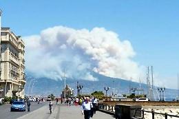 Inferno sul Vesuvio: 2 chilometri di fiamme