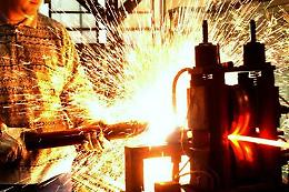 Cresce la produzione industriale: +0,7% a maggio