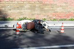 Con lo scooter contro l'auto, grave un giovane: aveva cocaina negli slip