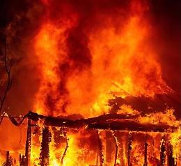 Incendio campo Rom: famiglie evacuate in ex scuola a Soccavo