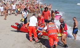  Tragedia in vacanza, 45enne muore annegato mentre nuotava con il nipote davanti a decine di bagnanti