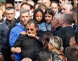 Immensa folla ai funerali di Genny