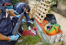 Armi e droga nascoste in un casolare al rione Moscarella a Castellammare (VIDEO)