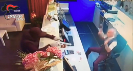 Si fingono carabinieri per rapinare case e negozi: 10 arresti
