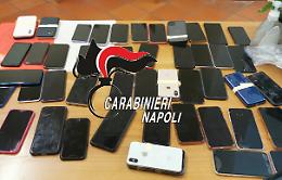 Nello zaino 55 telefoni, molti erano rubati