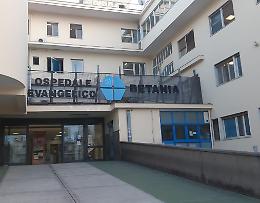 Sfondano porta antipanico per ricoverare un 23enne