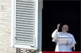 Papa Francesco: "Denaro <br>e successo abbagliano, <br>ma poi deludono"